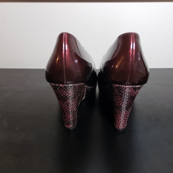 Bandolino Snakeskin Wedge - Picture 3 of 5